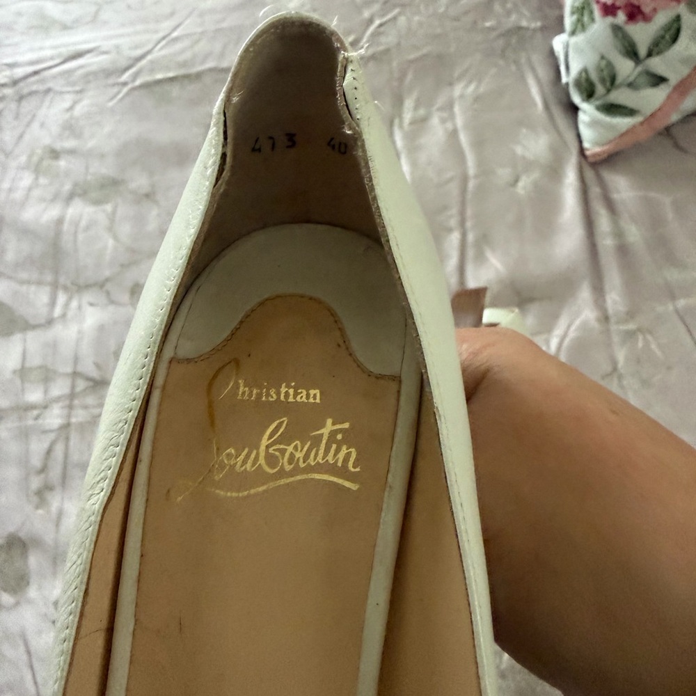 Christian Louboutin White Leather Pumps with Red Soles - Picture 4 of 11